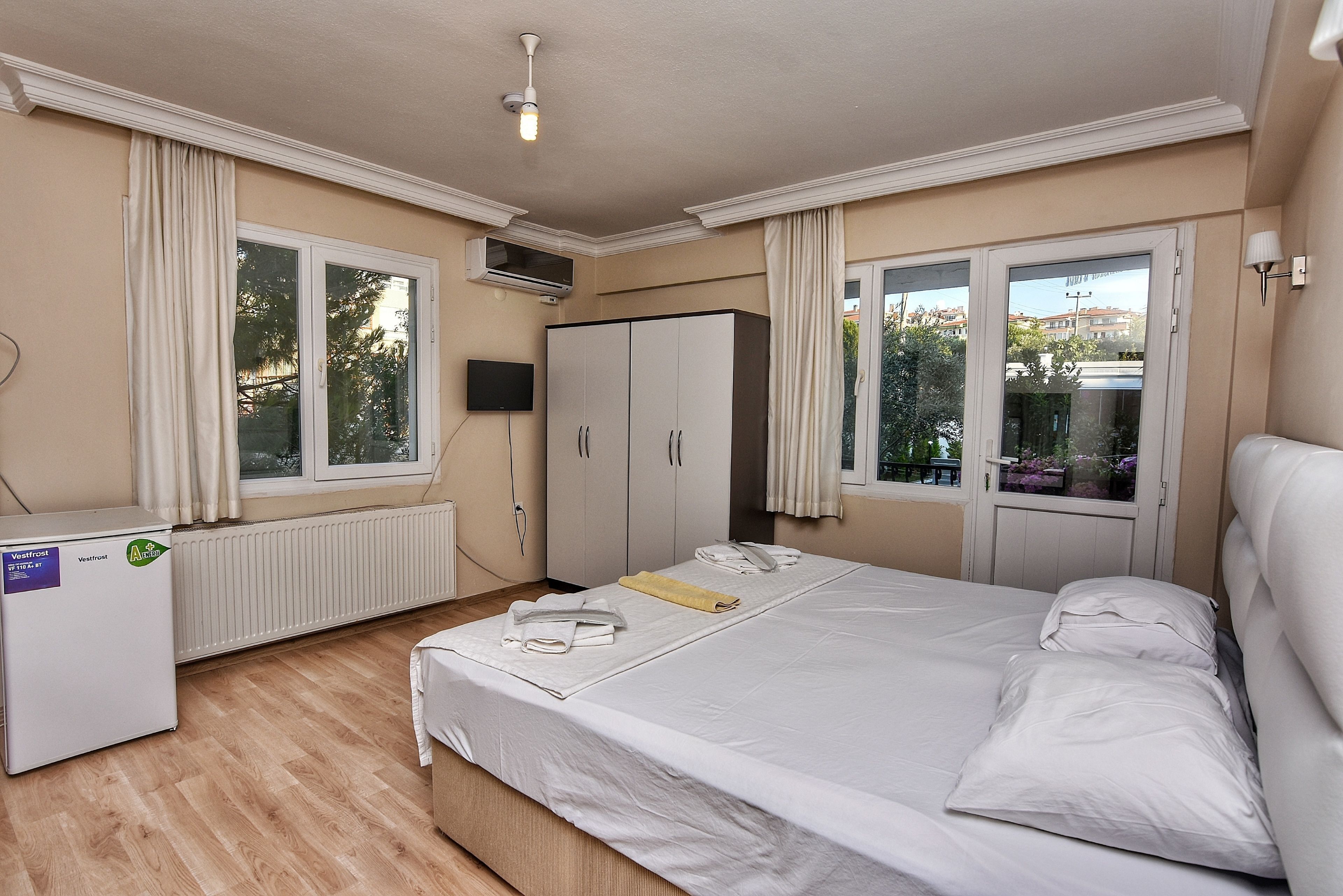 Premium bedding, minibar, desk, free WiFi