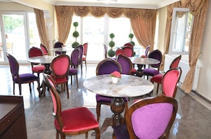 Lobby sitting area - Uzunhan Hotel (Ayvalik)