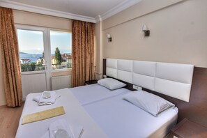 家庭三人房, 海景 | 高档床上用品、迷你吧、办公桌、免费 WiFi