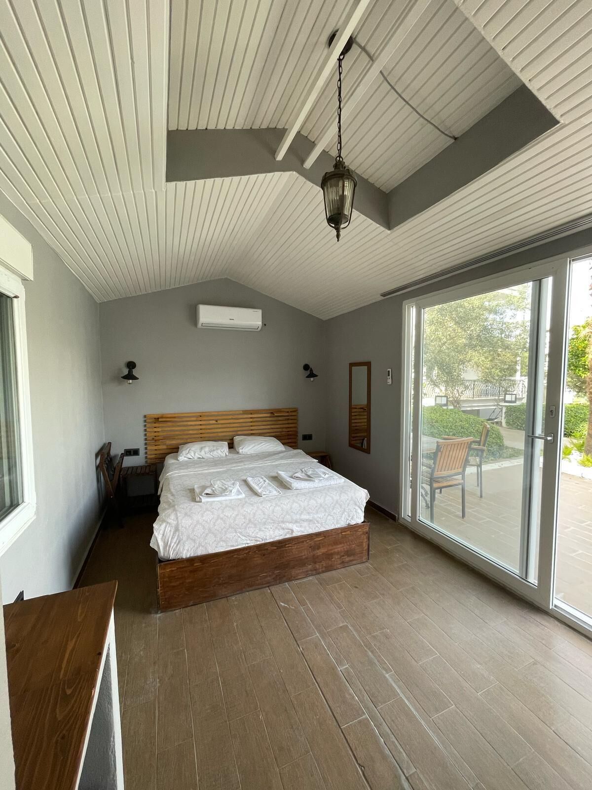 Deluxe Double Room, Poolside | Luxe beddengoed, een minibar, een bureau, gratis wifi