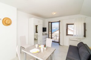 Comfort-studiolejlighed - balkon - havudsigt | Opholdsområde | LCD-tv