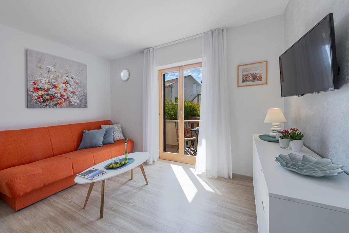 Appartement, 1 slaapkamer, balkon, uitzicht op zee | Woonruimte | Een lcd-televisie
