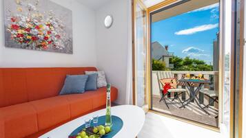 Apartment, 1 Schlafzimmer, Balkon, Meerblick | Wohnbereich | LCD-Fernseher