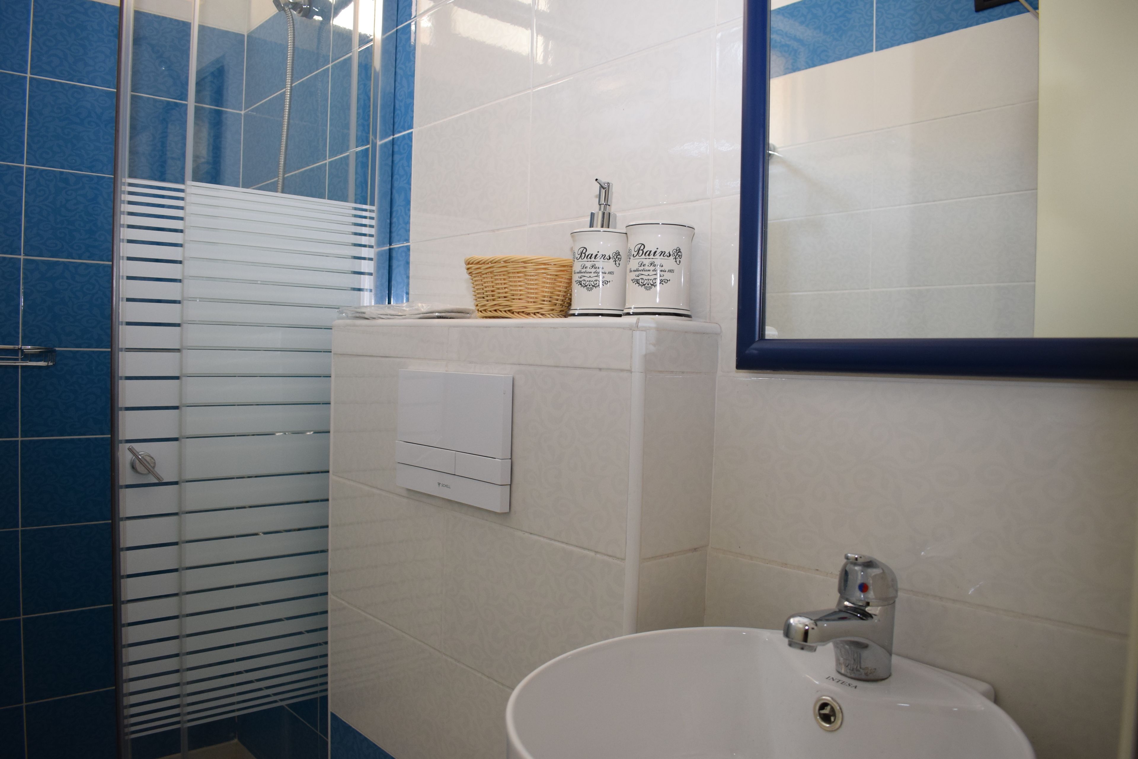 twin room | bathroom | shower, free toiletries, hair dryer, slippers