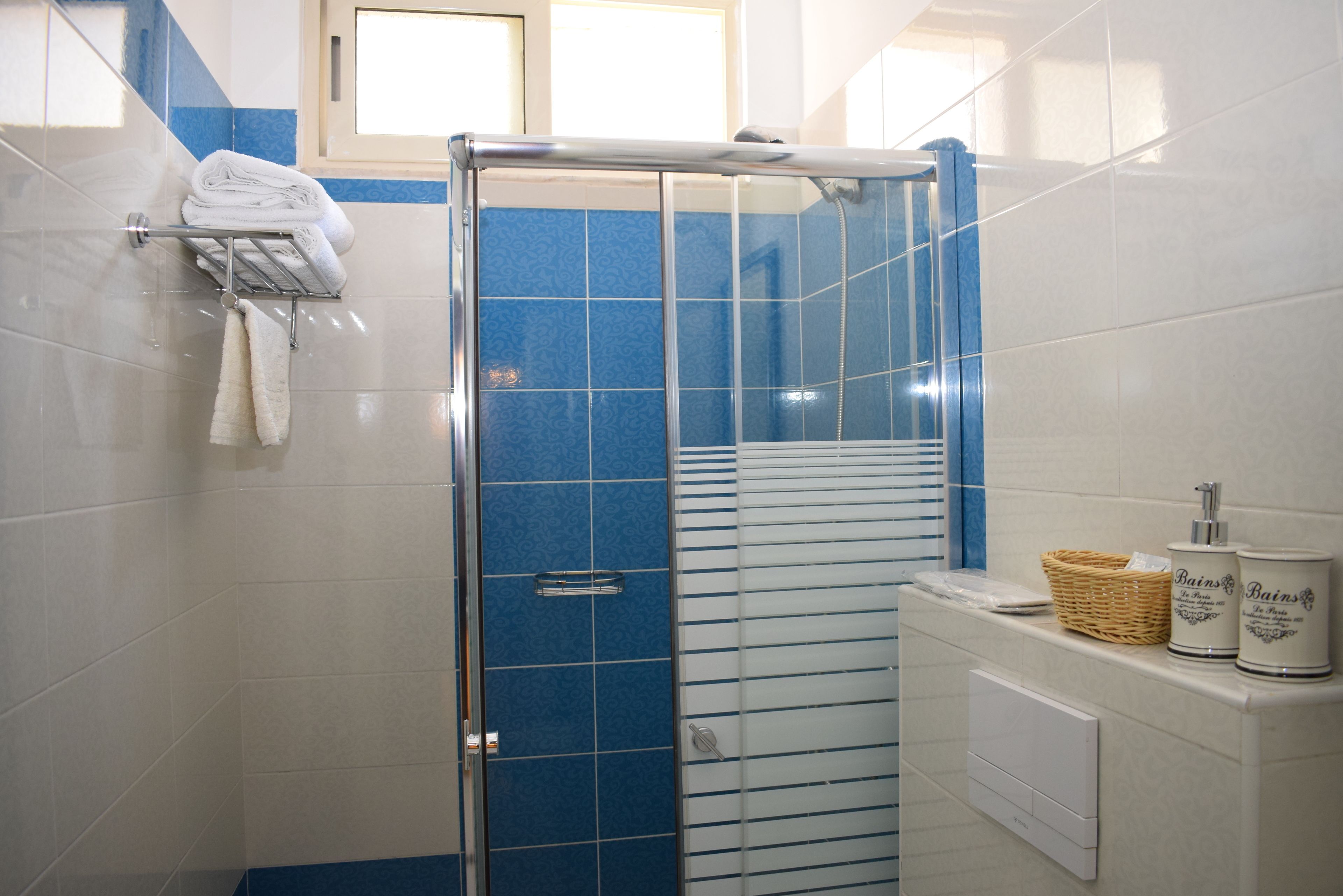 twin room | bathroom | shower, free toiletries, hair dryer, slippers
