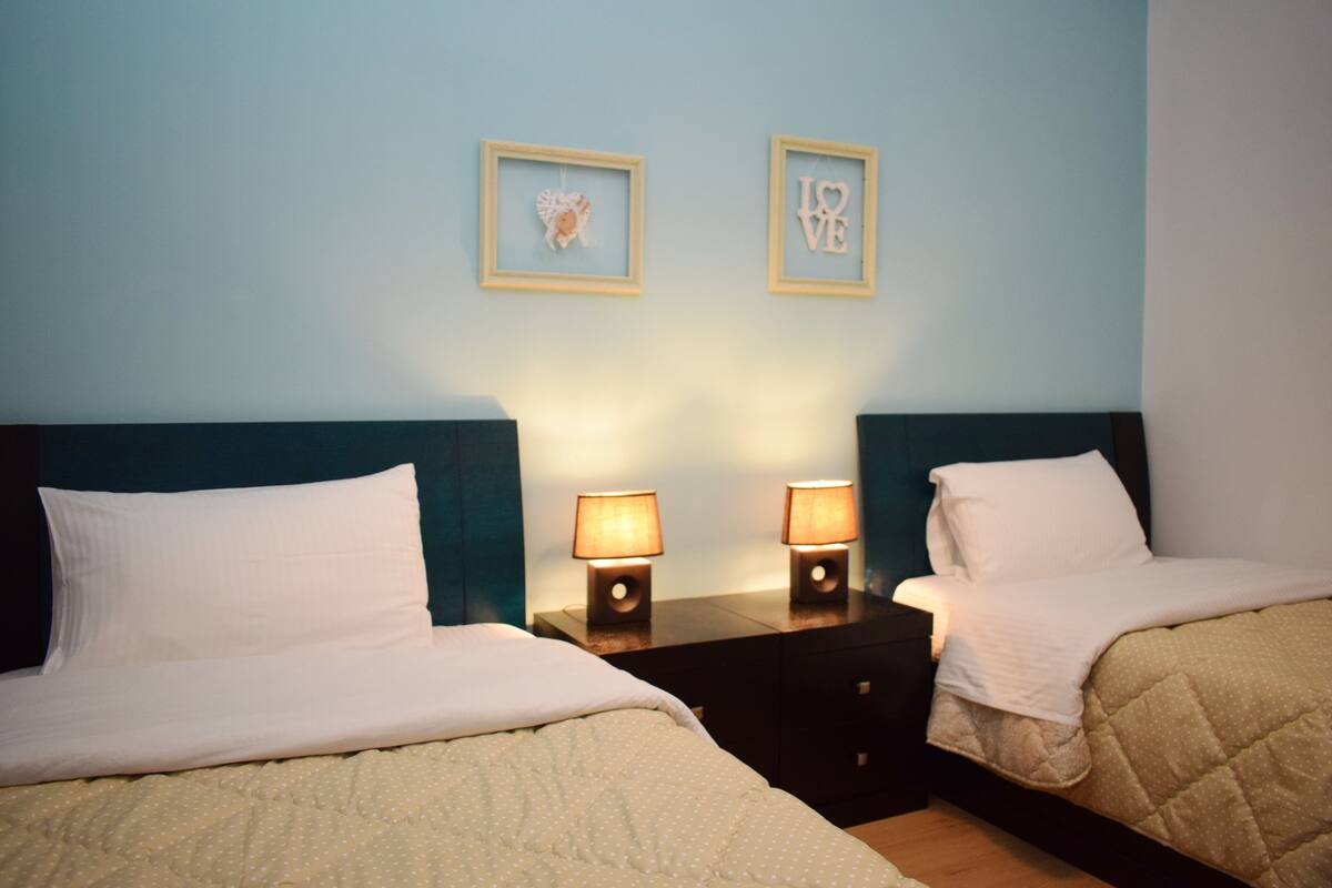 Habitación con 2 camas individuales | Minibar, escritorio, sistema de insonorización y camas supletorias
