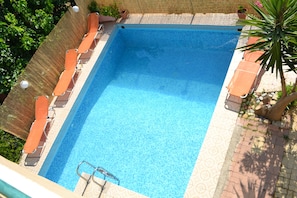 Outdoor pool, pool umbrellas, sun loungers - Despina Villa and Apartments (Chania)