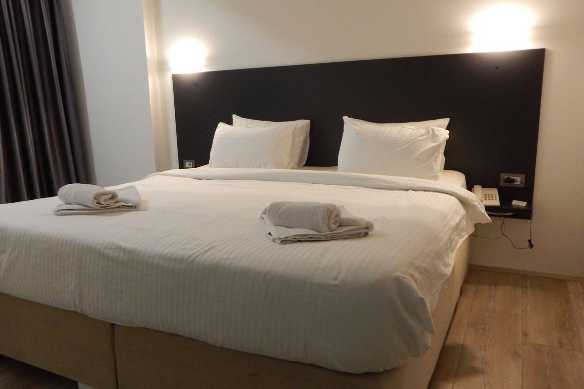 Departamento Deluxe, vista a la ciudad | Minibar, caja de seguridad en la habitación, escritorio y wifi gratis