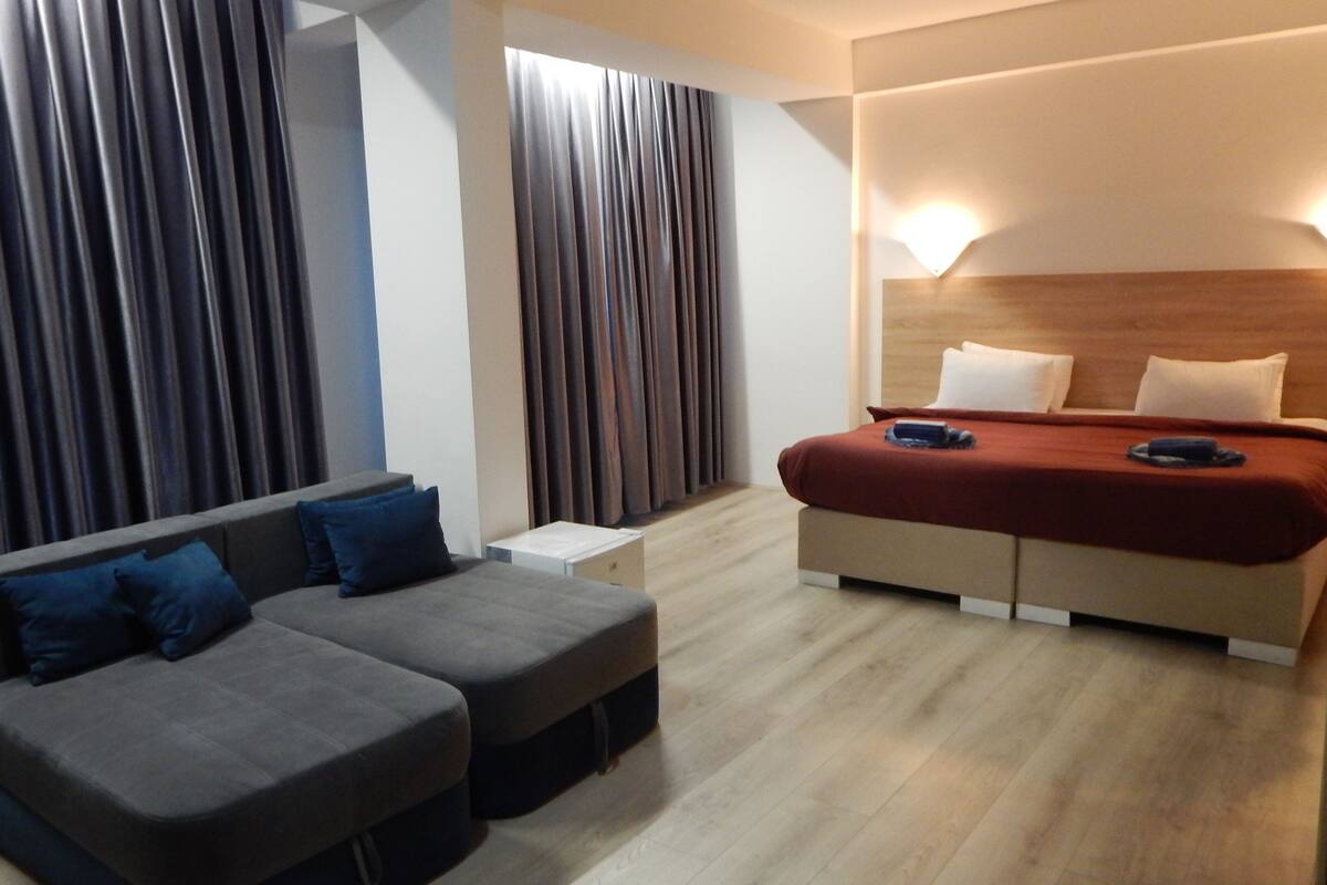 Minibar, in-room safe, desk, free WiFi