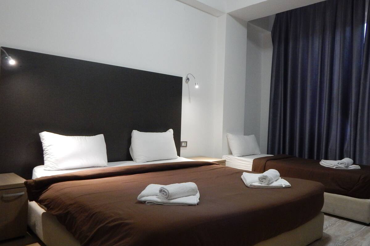 Habitación doble estándar, 1 cama matrimonial, vista a la ciudad | Minibar, caja de seguridad en la habitación, escritorio y wifi gratis