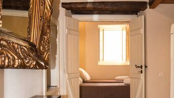 Caja de seguridad en la habitación y sistema de insonorización