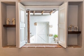 Traditioneel huis, 2 slaapkamers, veranda, aan de binnenplaats | Een kluis op de kamer, geluiddichte muren, gratis babybedden