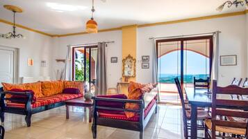 Vila, 5 quartos, piscina particular | Área de estar | TV de tela plana 40 polegadas com canais de TV premium, TV, lareira