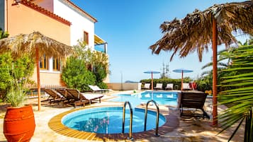 Piscina interna, piscina externa, funciona piscina, guarda-sóis