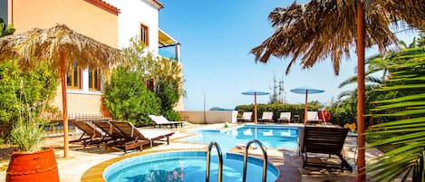 Piscine couverte, piscine extérieure, parasols de plage, chaises longues