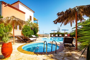 室内游泳池，室外游泳池，24 小时开放，池畔遮阳伞，日光浴躺椅