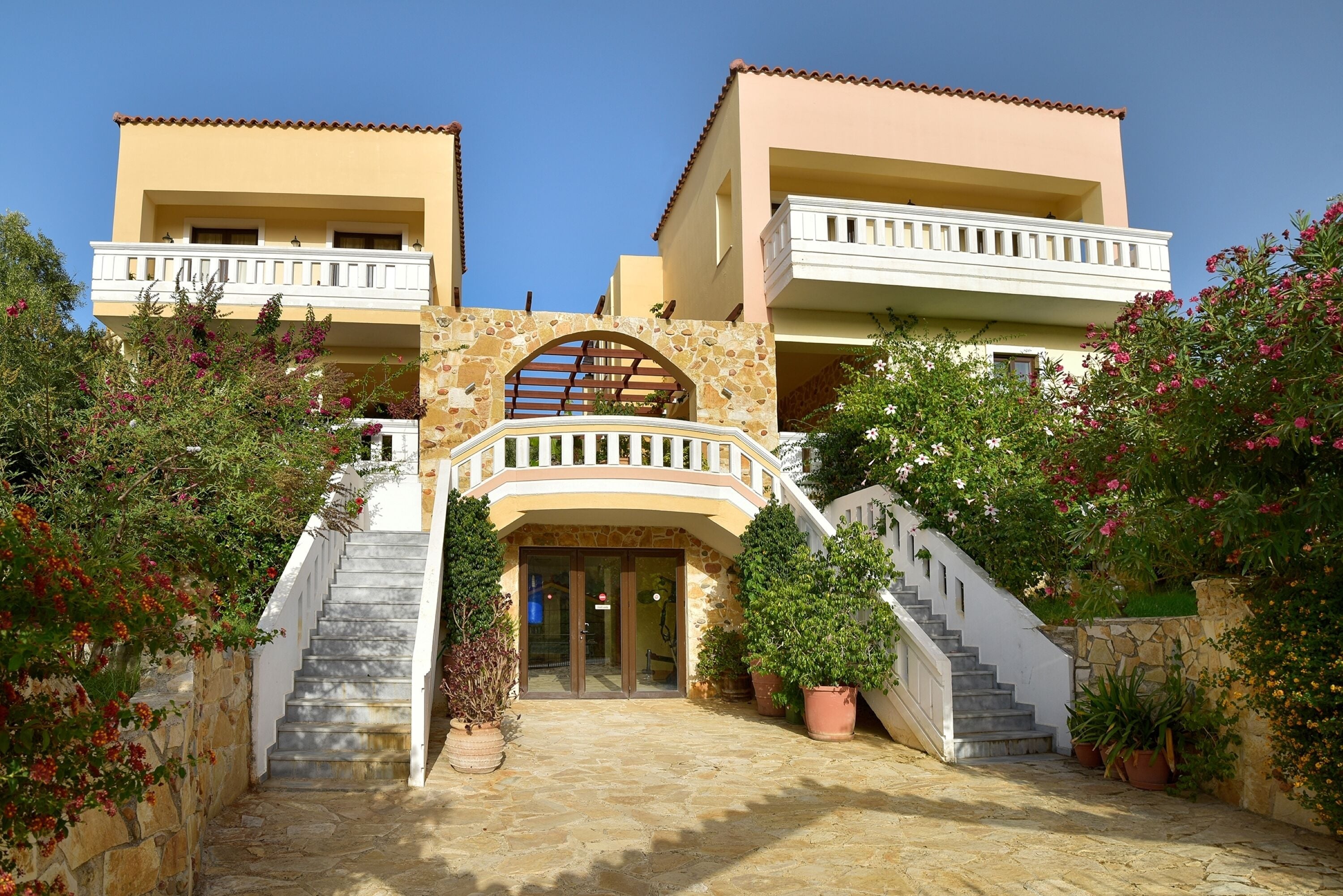 Vista frontal de la propiedad