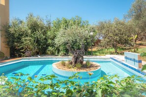 2 piscinas techadas, 2 piscinas al aire libre, sombrillas