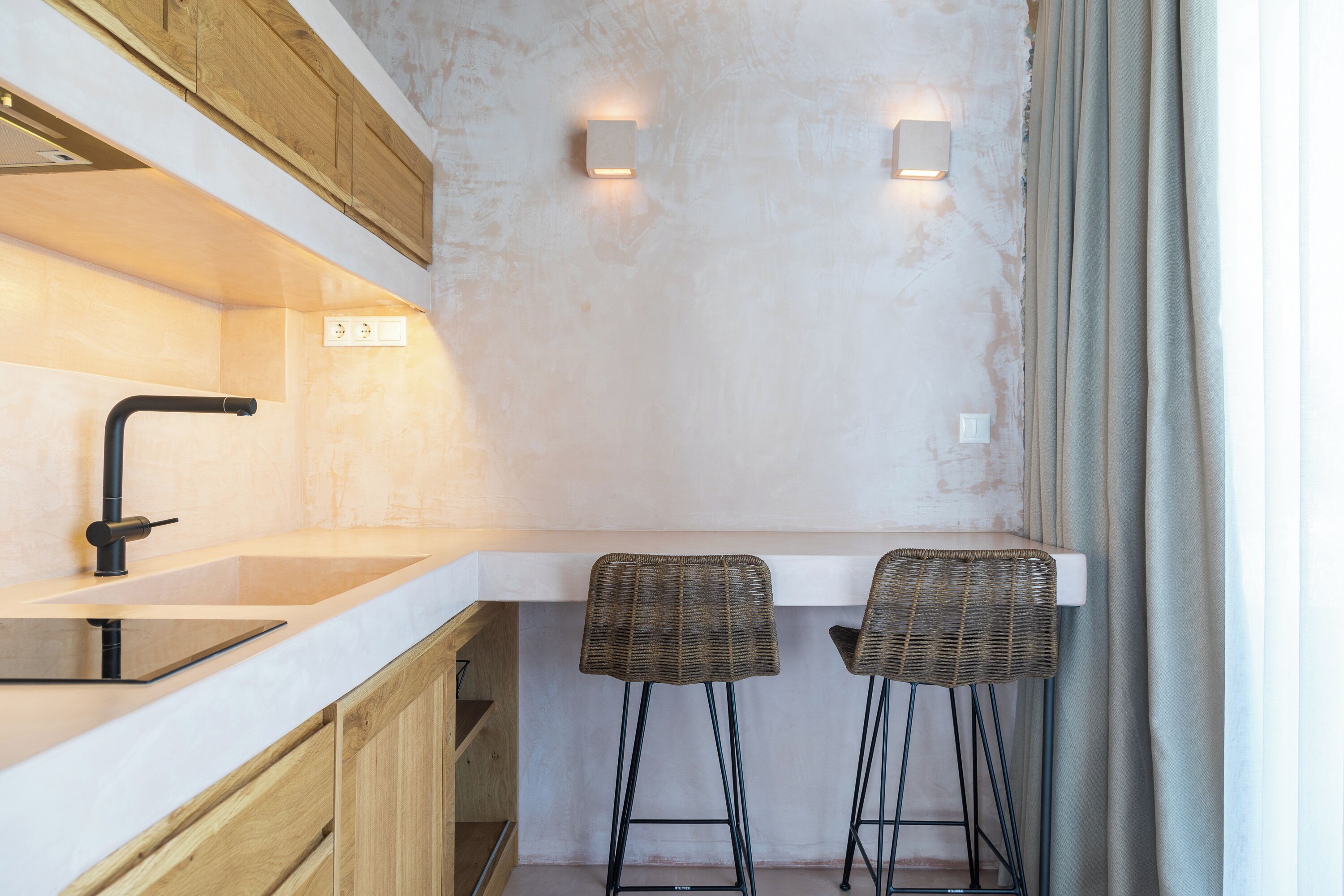 Stone Junior Suite Pool View | Cocina privada | Refrigerador, parrilla de estufa, cafetera y tetera y tetera eléctrica 