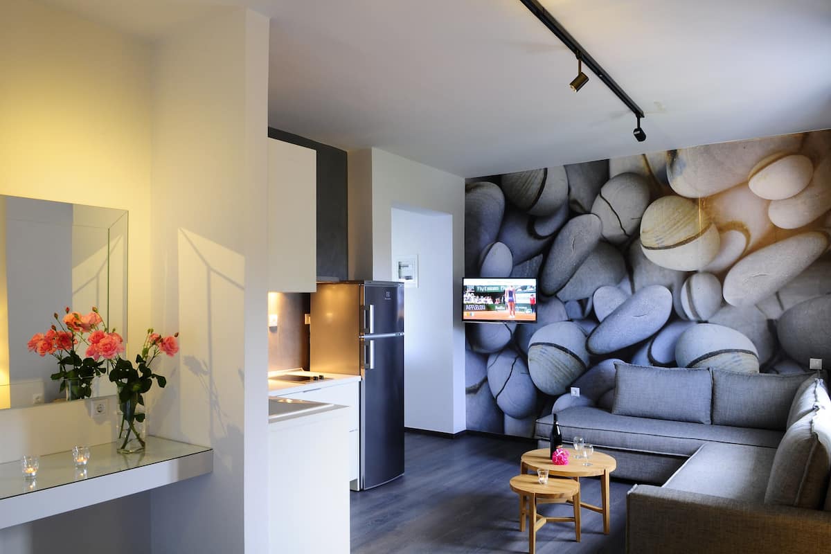 Deluxe Suite | In-room safe, desk, soundproofing, WiFi (free)