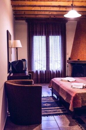 Chambre double ou avec lits jumeaux, foyer | Aire de séjour | Téléviseur, foyer