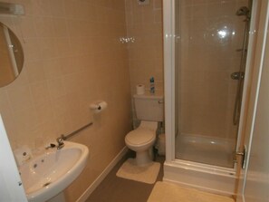 Twin Room, Shared Bathroom | Bathroom - Monorene Guest House (Galashiels)