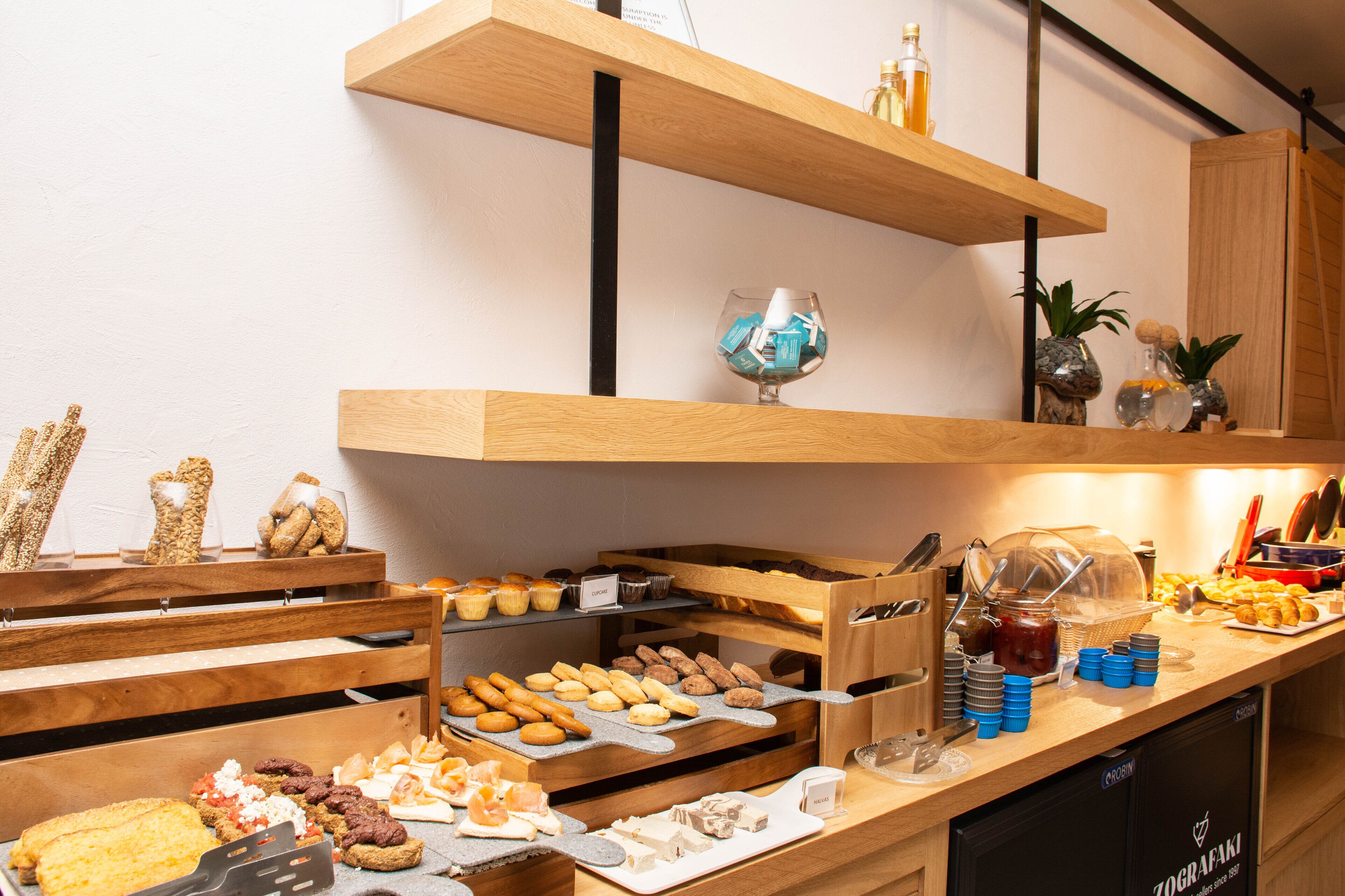 Un buffet proposant une variété de plats et un coin café.