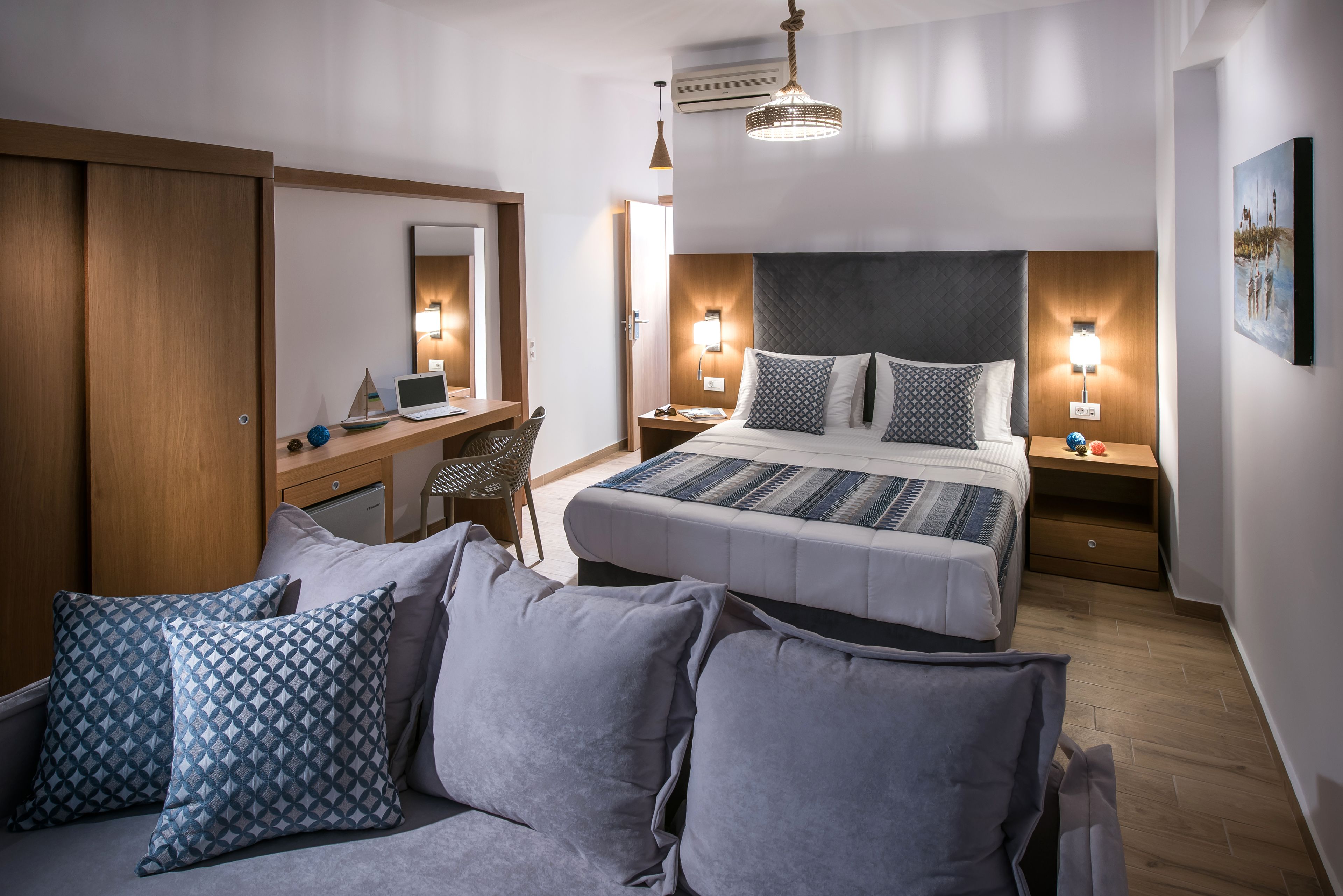 junior suite | 1 bedroom, in-room safe, laptop workspace, soundproofing