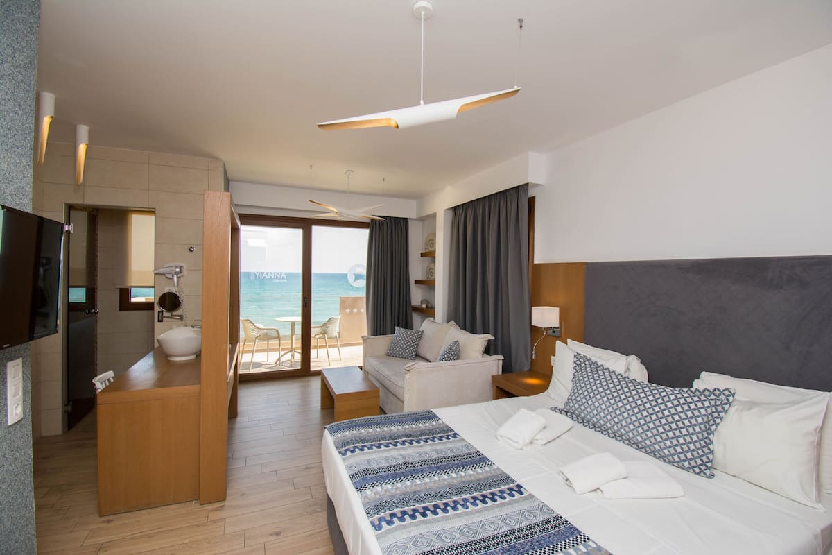 Suite junior, vista al mar | 1 habitación y caja de seguridad en la habitación