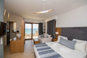 Juniorsvit - havsutsikt | Värdeförvaringsskåp på rummet, arbetsyta för laptop och ljudisolering