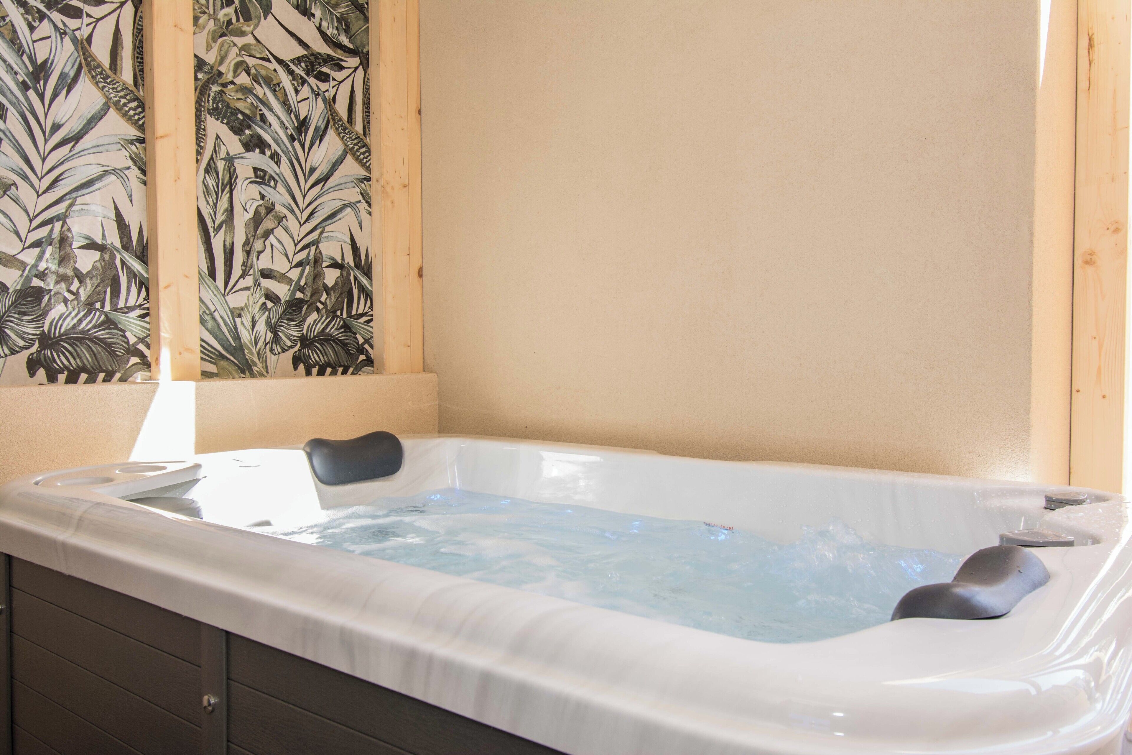 deluxe double room, jetted tub | jetted bathtub