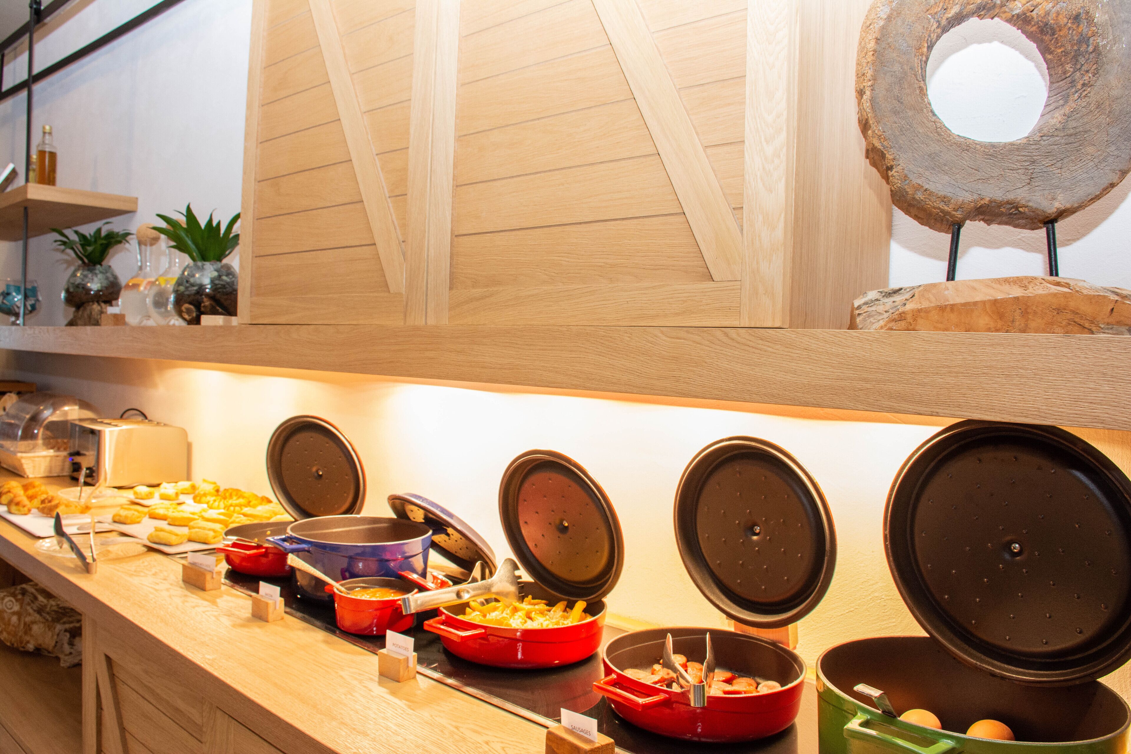 Daily continental breakfast (EUR 7 per person)