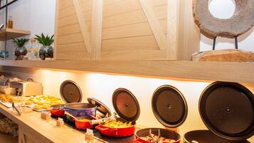 Daily continental breakfast (EUR 7 per person)