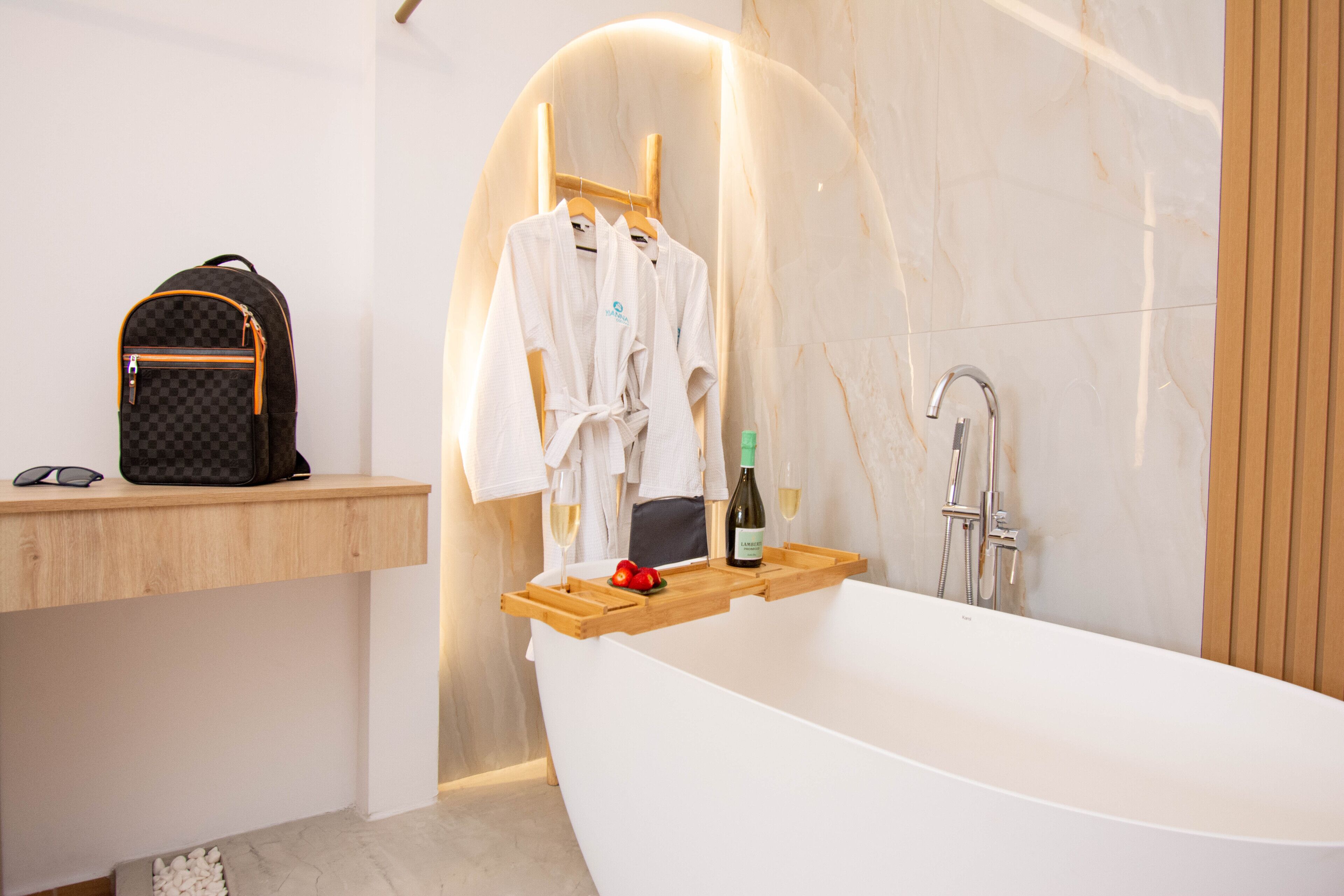 deluxe double room, bathtub | 1 bedroom, in-room safe, laptop workspace, soundproofing