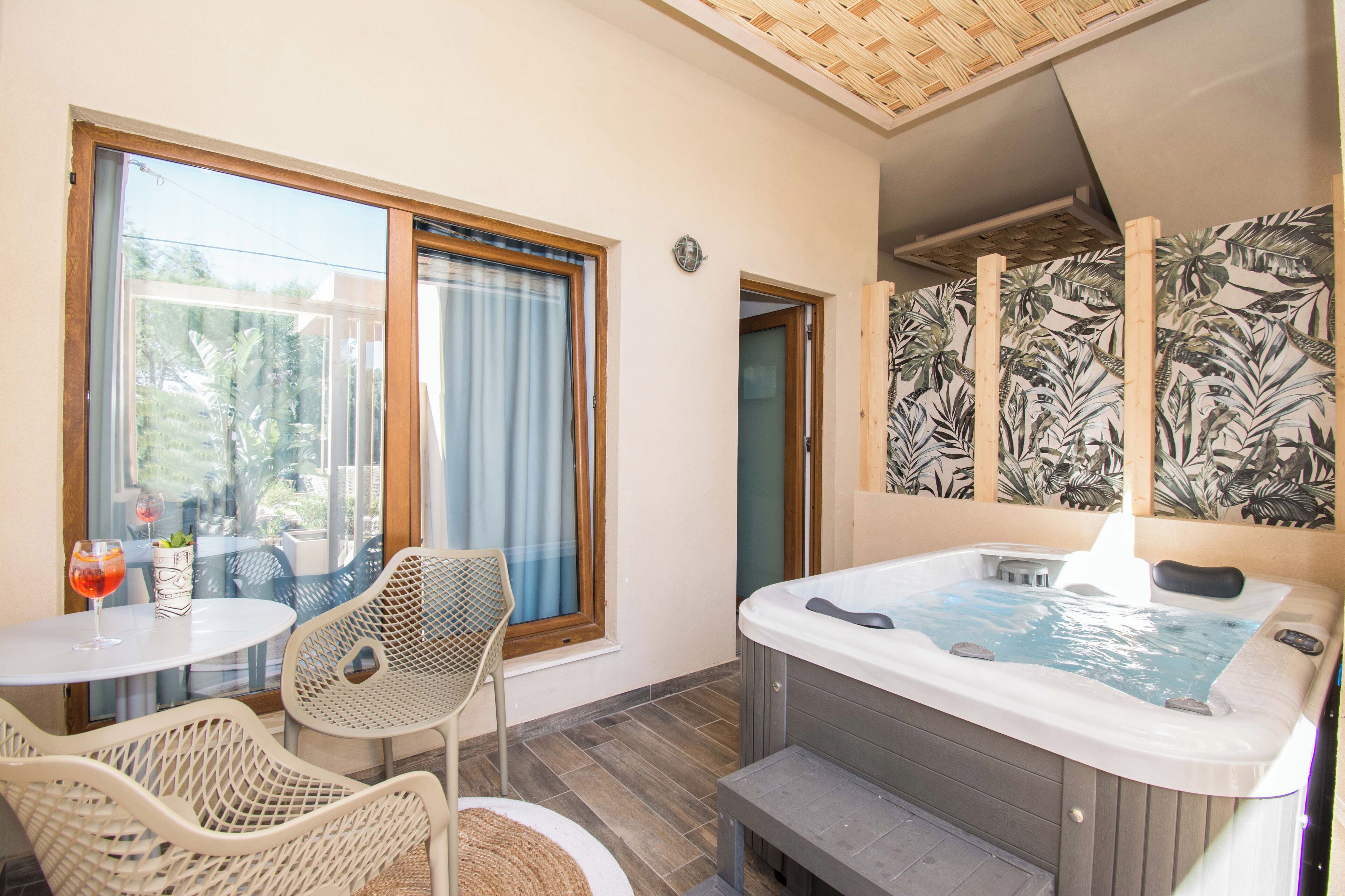 deluxe double room, jetted tub | jetted bathtub