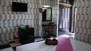 Standard Double Room | Meja, Wi-fi percuma