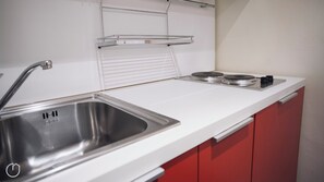 Appartement (1 Bedroom) | Cuisine privée | Réfrigérateur, micro-ondes, four, plaque de cuisson