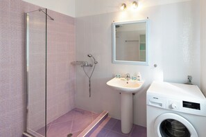 Traditional House (Hephaistos) | Bathroom | Shower, free toiletries, hair dryer, towels