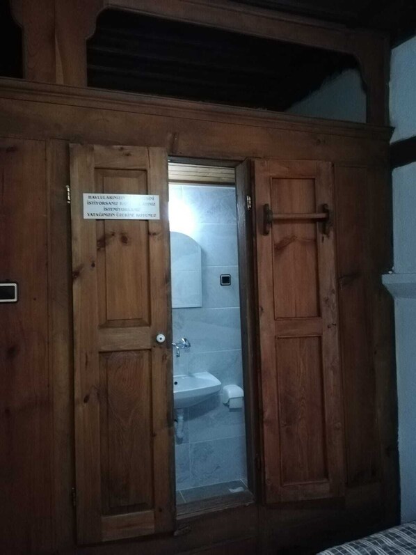 A wooden door with a sign indicating a men's restroom.