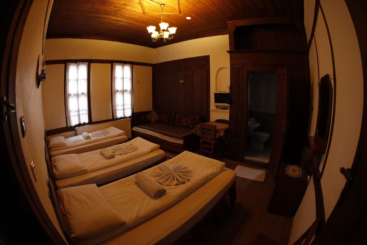 Familien-Dreibettzimmer | Schreibtisch, Bügeleisen/Bügelbrett, kostenloses WLAN, Bettwäsche