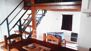 Dúplex familiar, 3 habitaciones, frigorífico y microondas, en una planta alta | Servicio de comidas en la habitación