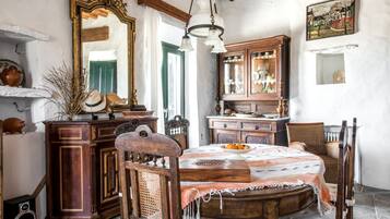 Traditional Villa, 4 Bedrooms | Interior detail