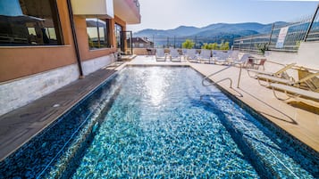 Una piscina techada, una piscina al aire libre de temporada