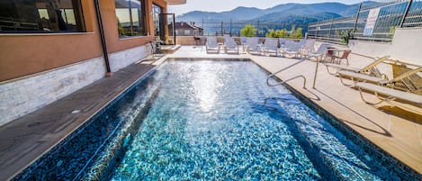 Una piscina techada, una piscina al aire libre de temporada