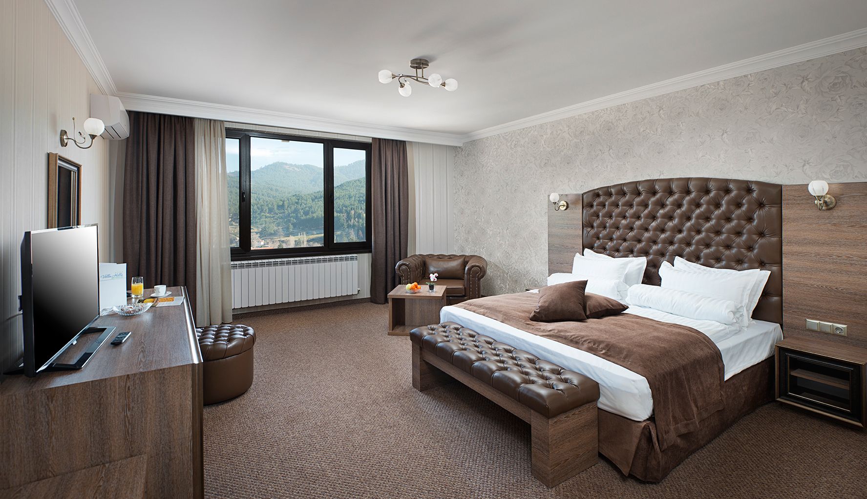 Standard Double Room | Minibar, in-room safe, desk, soundproofing
