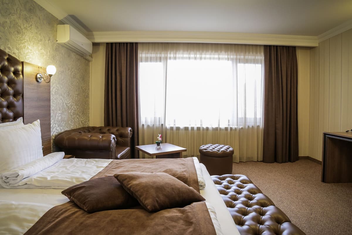 Standard Double Room | Minibar, in-room safe, desk, soundproofing