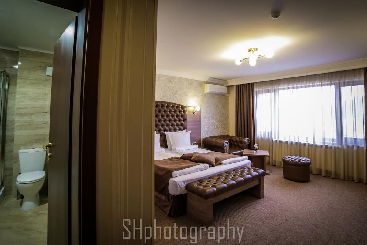 standard double room | 1 bedroom, minibar, in-room safe, desk