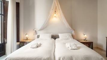 Habitación estándar con 1 cama doble o 2 individuales | 1 dormitorio, tabla de planchar con plancha, wifi gratis y ropa de cama