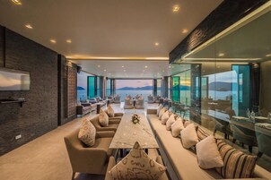 2 bars/lounges, poolside bar, beach bar