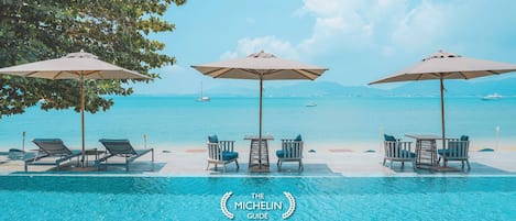 2 piscines extérieures, parasols de plage, chaises longues